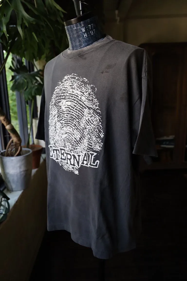 SAINT Mxxxxxx CHOSEN SS TEE/BLK Burst pattern/fingerprint print Chosen Tee Washed black S-XL Look for cylindrical fabrics without side seams. Don’t buy open-width fabrics anymore. It’s boring. Assute garment dyeing. Spray the whole piece with Ma Liu. Re-spray heavy fade. Collar and cuffs are frayed. Many places are broken. Authentic grade printing restored. Original consistent main mark/wash mark/with little angel anti-counterfeiting label.